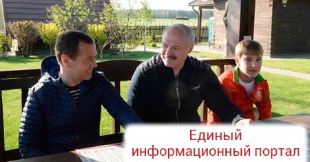 Лукашенко показал Медведеву родные места и угостил березовым соком