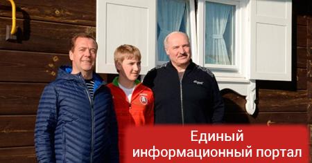Лукашенко показал Медведеву родные места и угостил березовым соком