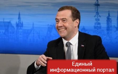 Медведев раскритиковал выборы в США: Шоу ряженых