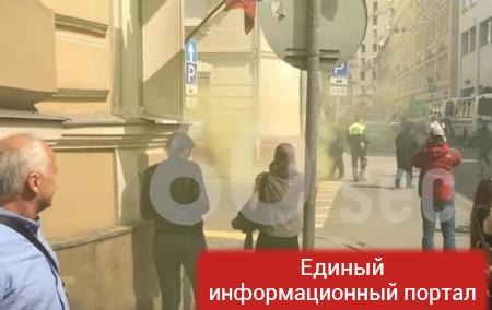 Посольство Украины в Москве забросали файерами