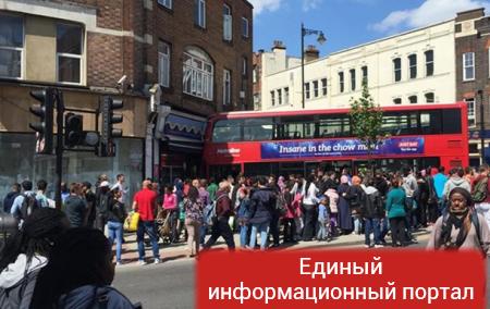 В Лондоне двухэтажный автобус въехал в витрину магазина