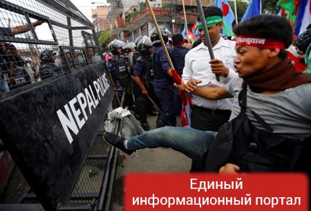 В Непале демонстранты второй день дерутся с полицией