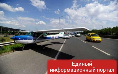 В Венгрии самолет совершил экстренную посадку на автостраду