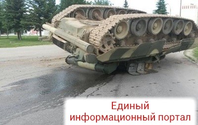 Под Москвой на дороге перевернулся танк