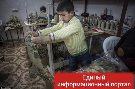 DM: Дети шьют форму для ИГИЛ на фабрике беженца
