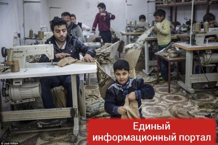 DM: Дети шьют форму для ИГИЛ на фабрике беженца