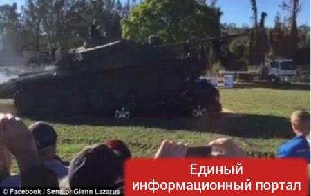 В Австралии сенатор на танке раздавил автомобиль