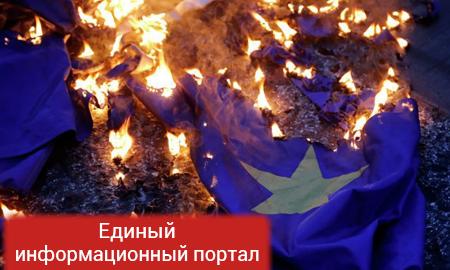 Вот это поворот! В Киеве массово жгут флаги ЕС (фото)