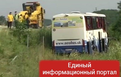 В Сербии автобус с туристами слетел с дороги, есть жертвы