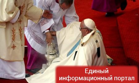 Папа Римский упал перед началом мессы