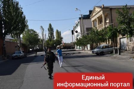 В Ереване освободили заложников, но конфликт продолжается