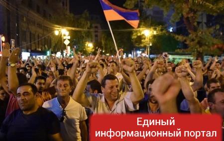 В Ереване снова проходит митинг оппозиции