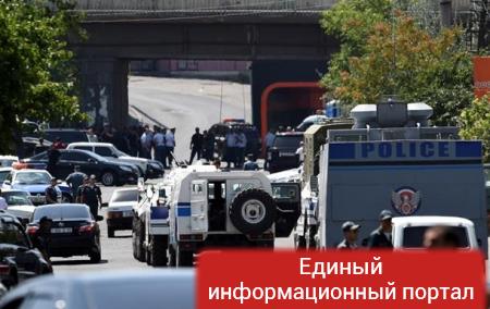 В Ереване сожгли полицейский автобус