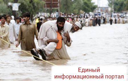 В Пакистане наводнение смыло мечеть с людьми