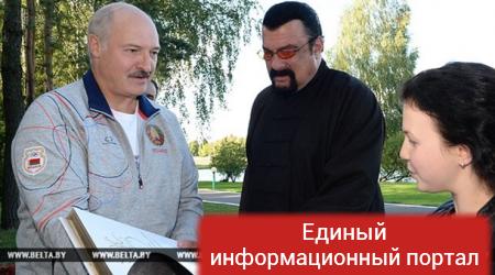 Лукашенко угостил Стивена Сигала морковью и салом