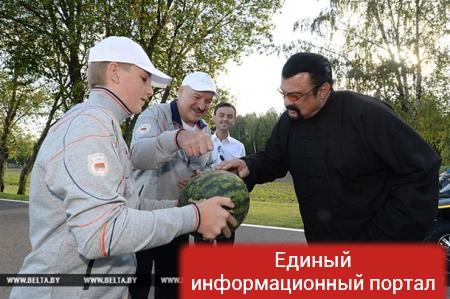 Лукашенко угостил Стивена Сигала морковью и салом