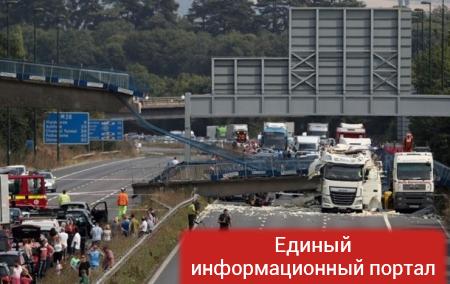 На юге Англии грузовик обрушил пешеходный мост