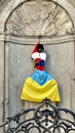 Писающего мальчика одели в украинский костюм