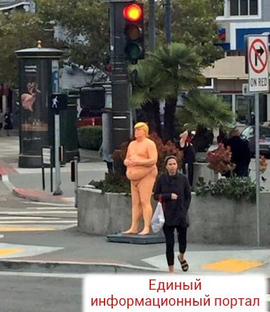 В городах США установили статуи голого Трампа