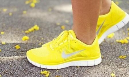Яркие спортивные кроссовки Nike