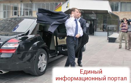Медведев "приписал" семьям РФ по машине