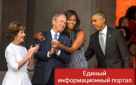 Обама сфотографировал американку с Бушем