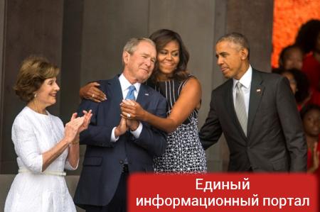 Объятия Мишель Обамы с Бушем высмеяли в соцсетях