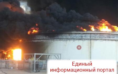 В ливийском порту из-за боев загорелось нефтехранилище