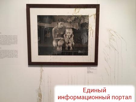 В РФ скандал вокруг выставки с фото голых девочек