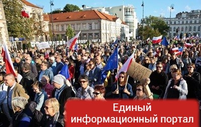 В Варшаве десятки тысяч человек вышли на антиправительственную акцию