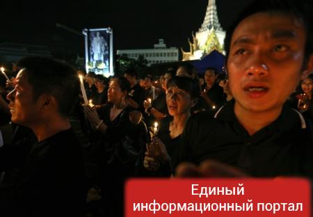 Тысячи таиландцев спели в честь покойного короля