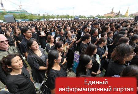 Тысячи таиландцев спели в честь покойного короля