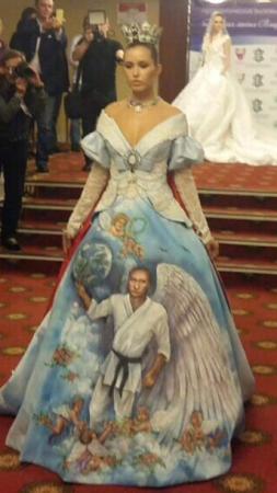 В сети обсуждают платье с "Путиным-ангелом"