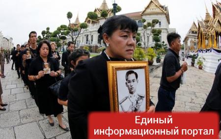 В Таиланде десятки тысяч прощаются с умершим королем