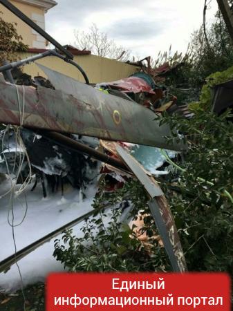 В России вертолет упал на жилой дом, погиб человек