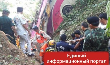 В Таиланде автобус с пенсионерами упал в овраг, 18 погибших