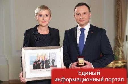 Президент Польши выставил на аукцион запонки и фото жены