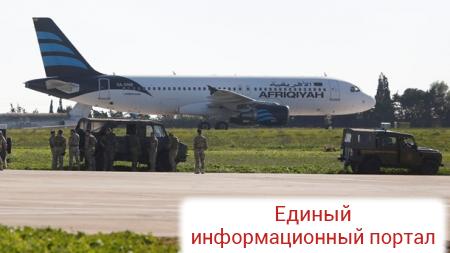 Угонщики ливийского самолета отпускают заложников