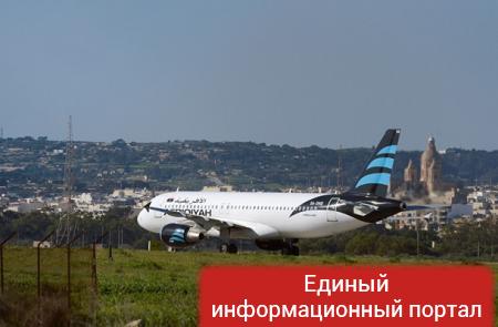 Угонщики ливийского самолета отпускают заложников