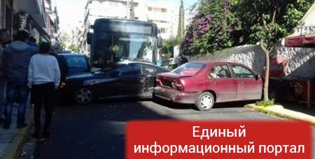 В Греции неуправляемый автобус протаранил 12 авто