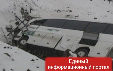 В Турции автобус на скорости упал в пропасть