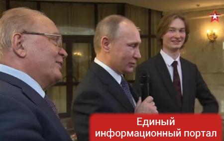 Путин спел под гитару
