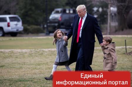 Трамп покатал внуков на вертолете