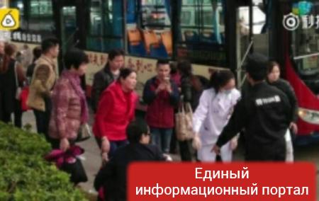 В Китае автобус въехал в толпу людей