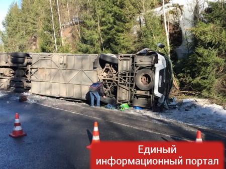 В России перевернулся автобус с туристами: есть жертвы