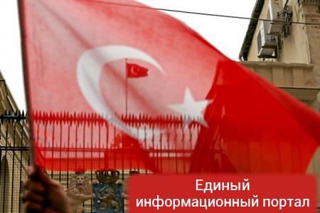 В Стамбуле сорвали флаг с консульства Нидерландов