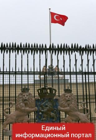 В Стамбуле сорвали флаг с консульства Нидерландов