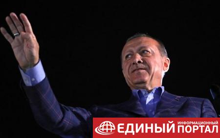 Эрдоган поздравил премьера Турции с итогами референдума