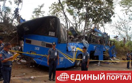 На Филиппинах автобус сорвался в ущелье: 24 жертвы