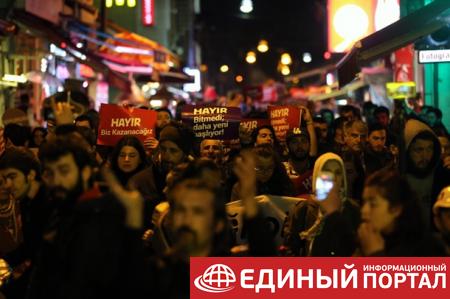 Тысячи турок вышли на акции протеста в Стамбуле